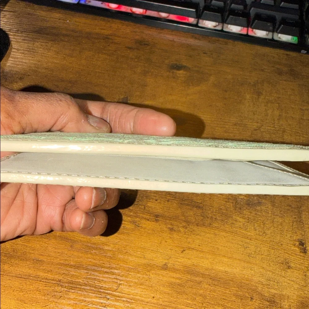 Green Patterned Passport Holder - Picture 4 of 4